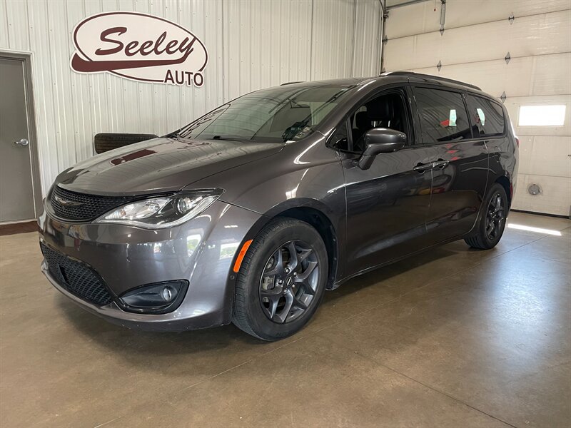 Used 2018 Chrysler Pacifica Touring-L Plus w/ Advanced Safetytec Group FWD image 2