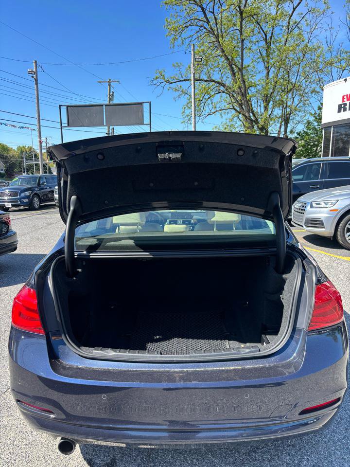 Used 2017 BMW 320i xDrive Sedan AWD/4WD image 5