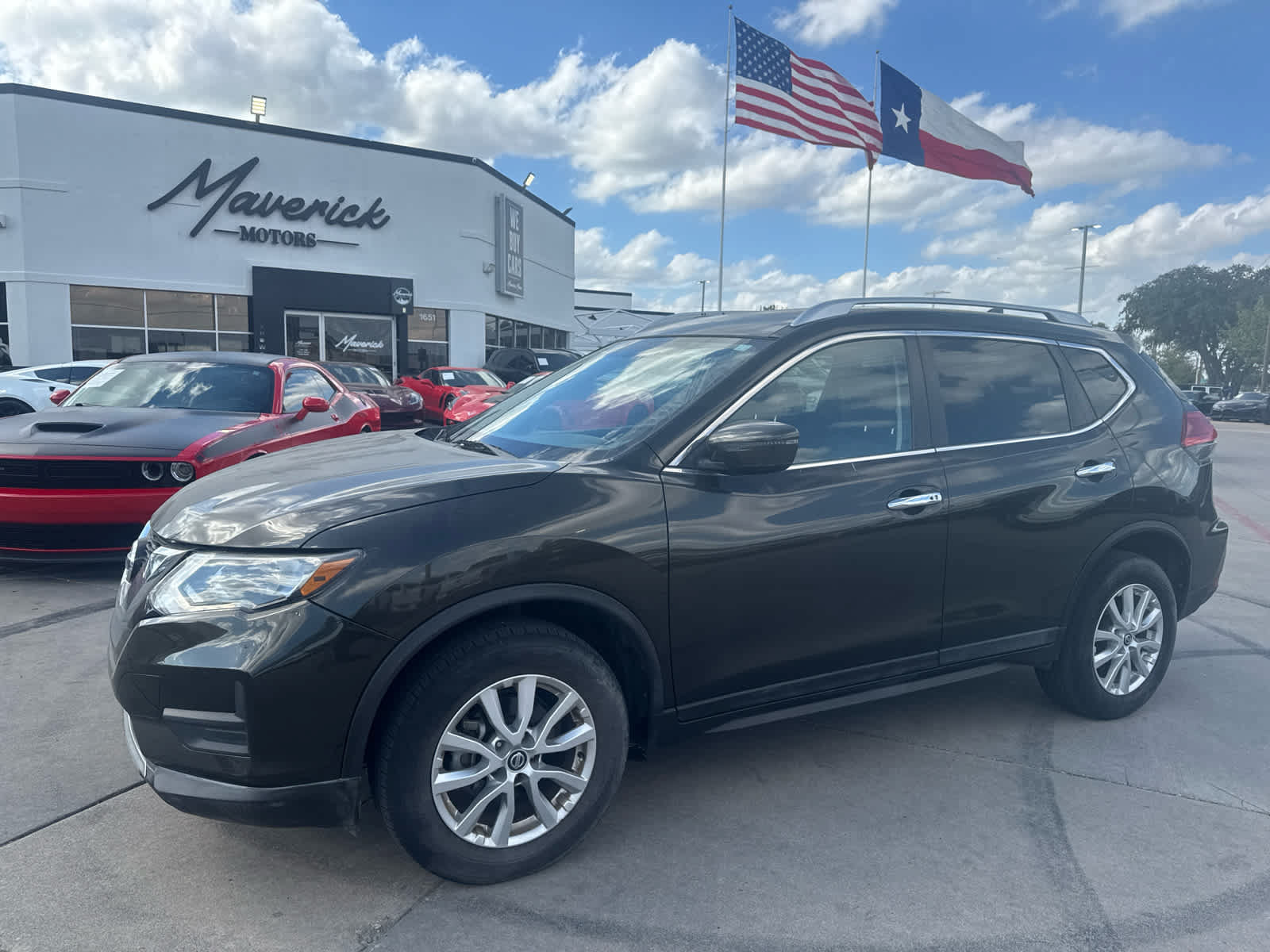 Used 2017 Nissan Rogue SV AWD/4WD image 1
