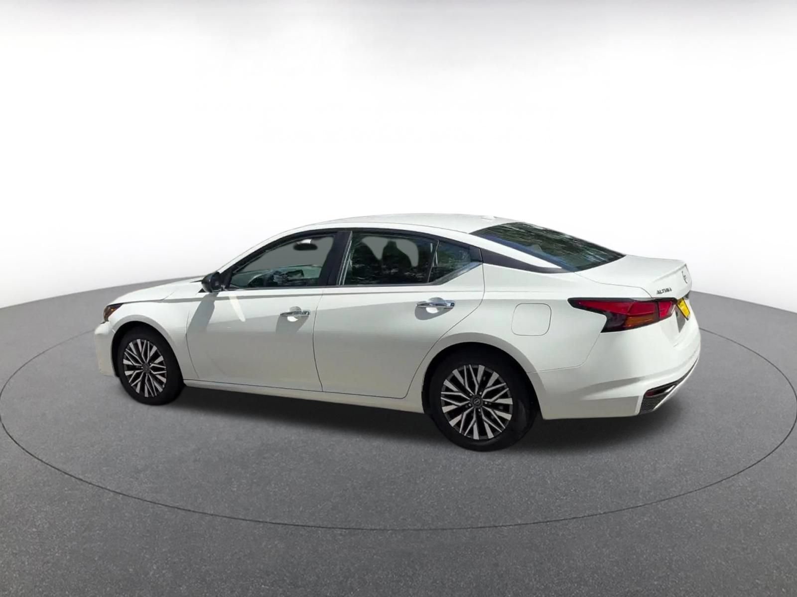 Used 2025 Nissan Altima 2.5 SV FWD image 8