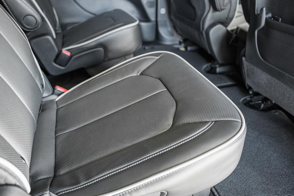 New 2026 Chrysler Pacifica Limited w/ Uconnect Theater Family Group image 31