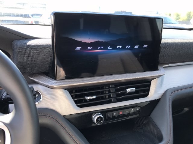 Used 2025 Ford Explorer Active AWD/4WD image 7