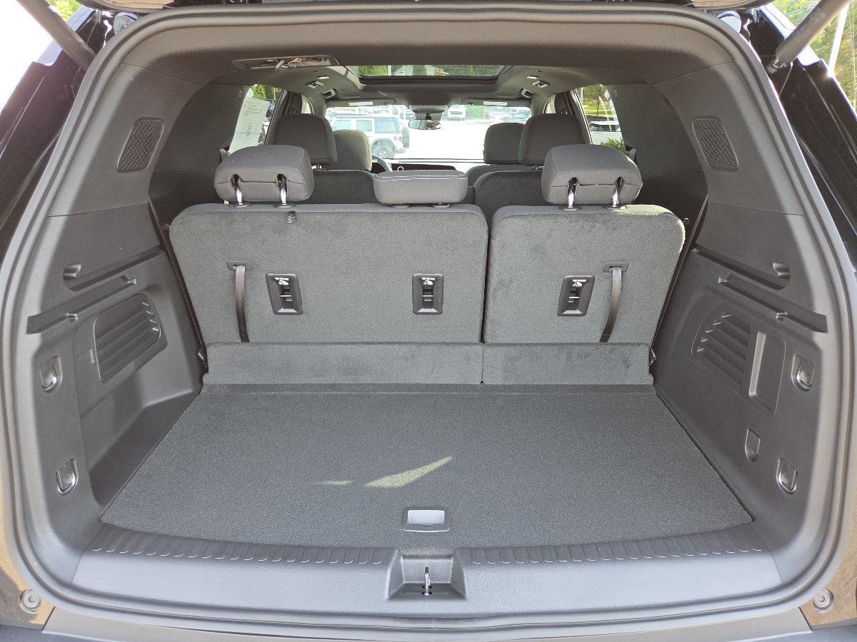 New 2027 Chevrolet Traverse LT w/ Sun and Wheel Package FWD image 22
