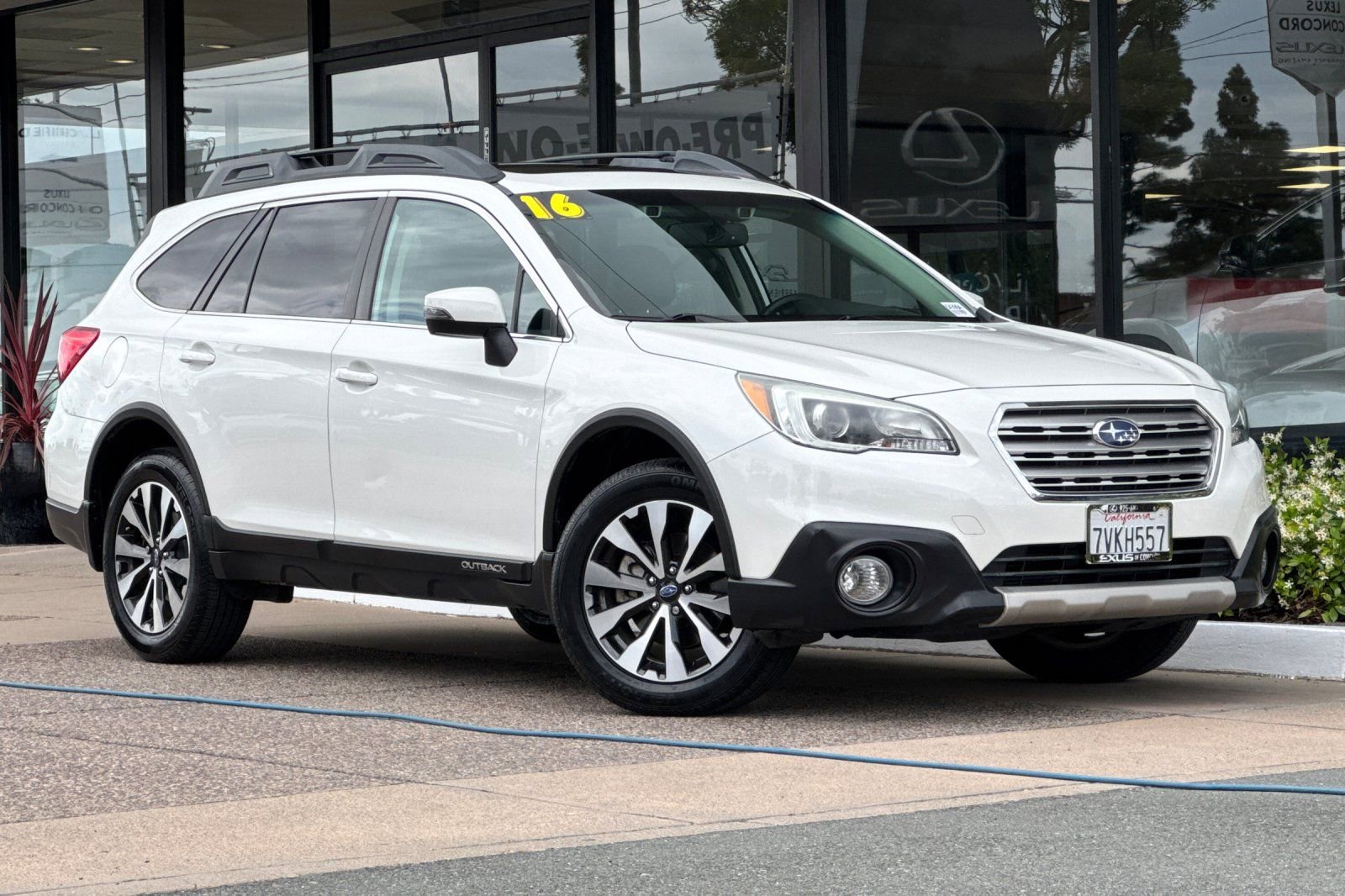 Used 2016 Subaru Outback 2.5i Limited AWD/4WD image 2