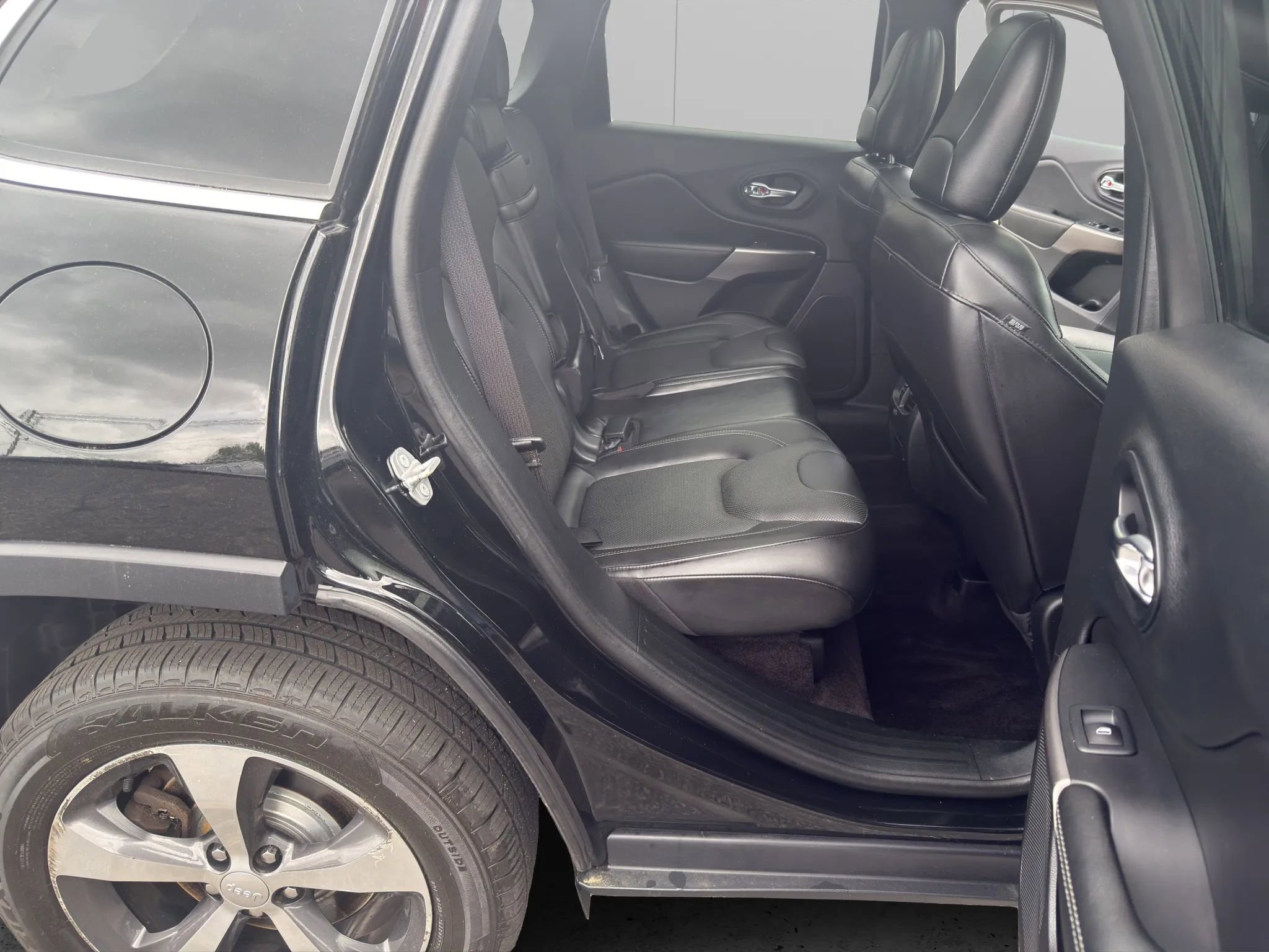 Used 2019 Jeep Cherokee Limited w/ Luxury Group AWD/4WD image 15