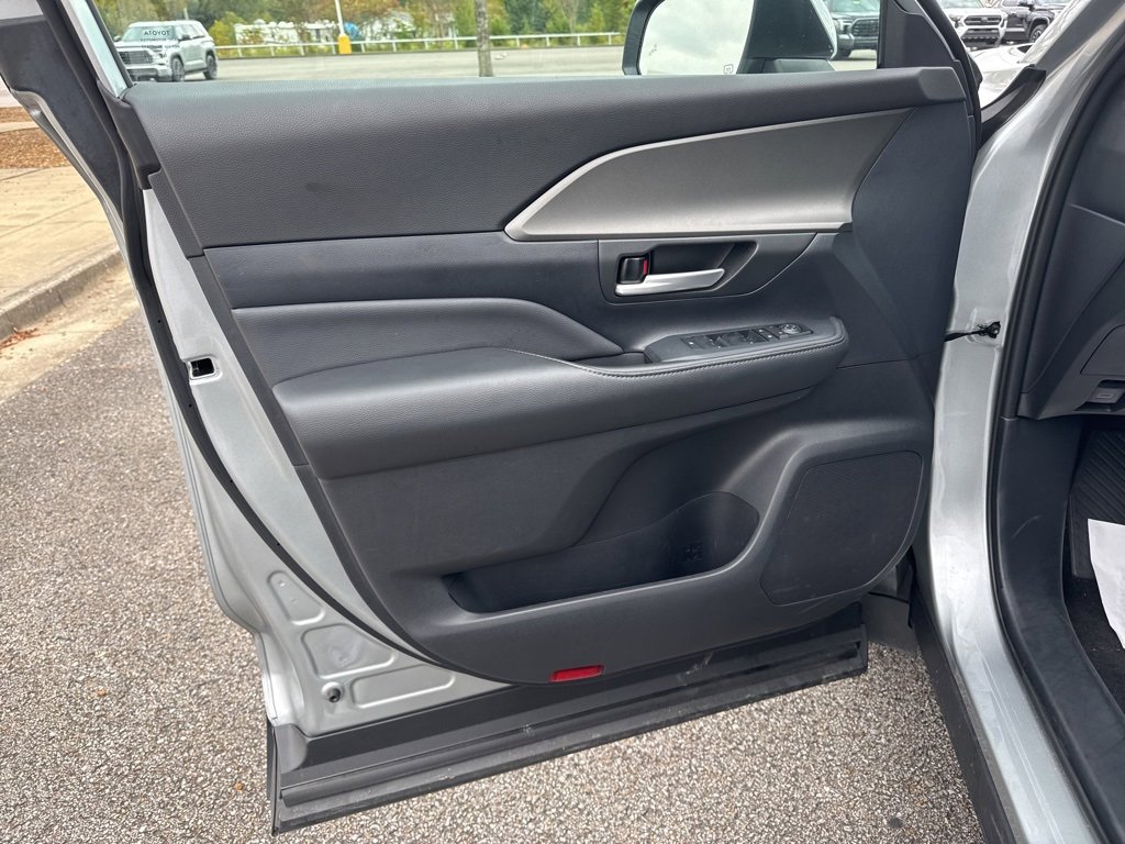 Used 2025 Toyota Grand Highlander FWD image 11