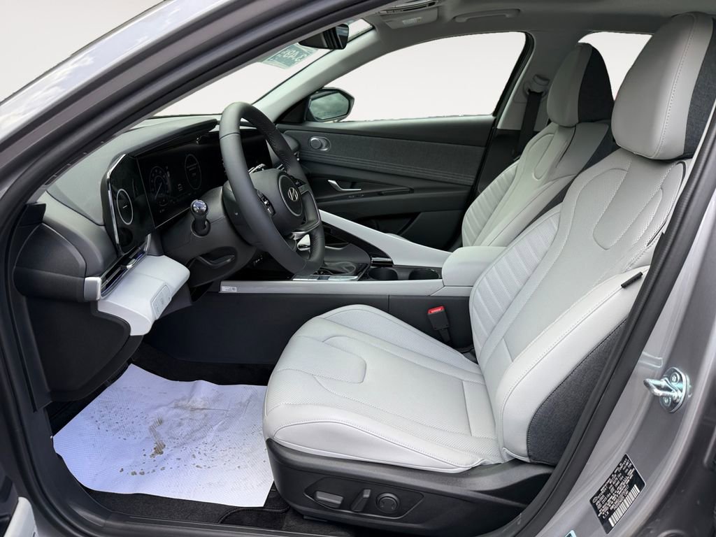 Used 2025 Hyundai Elantra Limited image 13