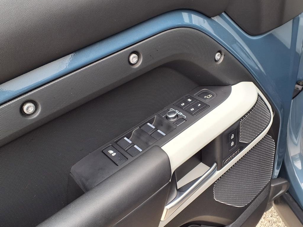 Used 2023 Land Rover Defender 110 SE image 11