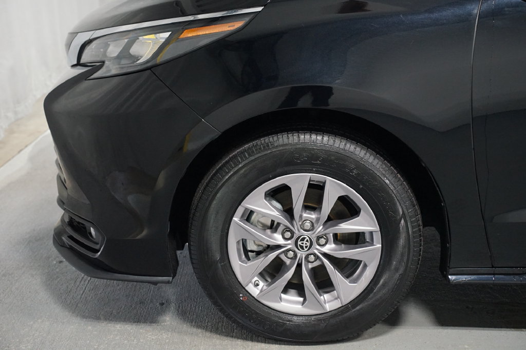 Certified 2025 Toyota Sienna XLE FWD image 5