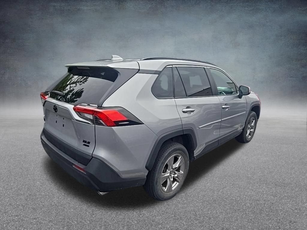 Used 2022 Toyota RAV4 XLE AWD/4WD image 9