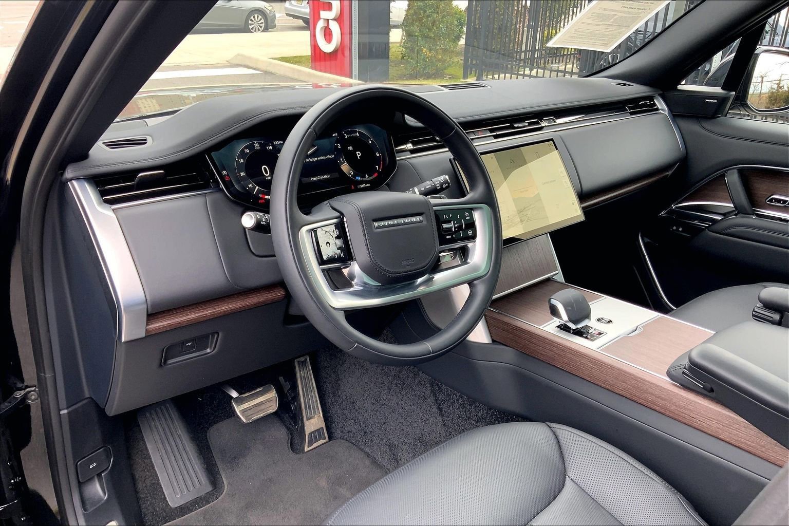 Used 2025 Land Rover Range Rover SE image 17