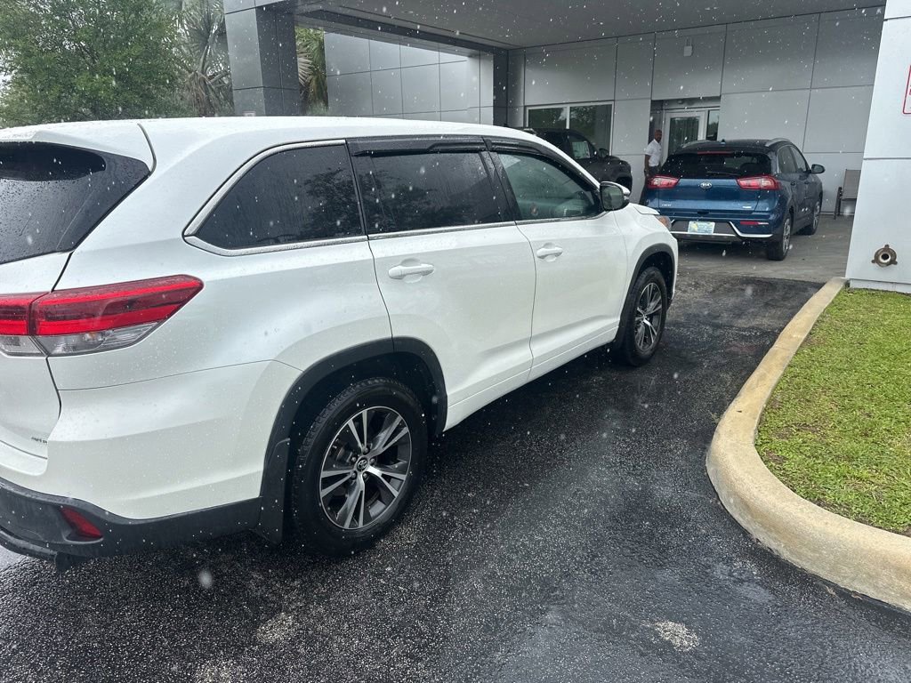 Used 2017 Toyota Highlander LE AWD/4WD image 3
