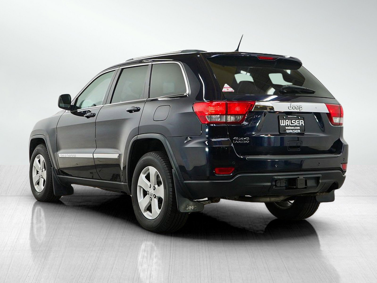 Used 2011 Jeep Grand Cherokee Laredo AWD/4WD image 3