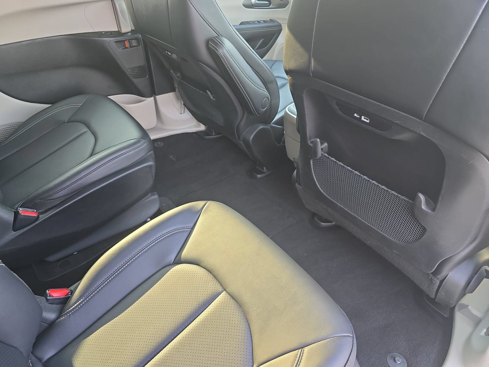 Used 2024 Chrysler Pacifica Limited FWD image 12