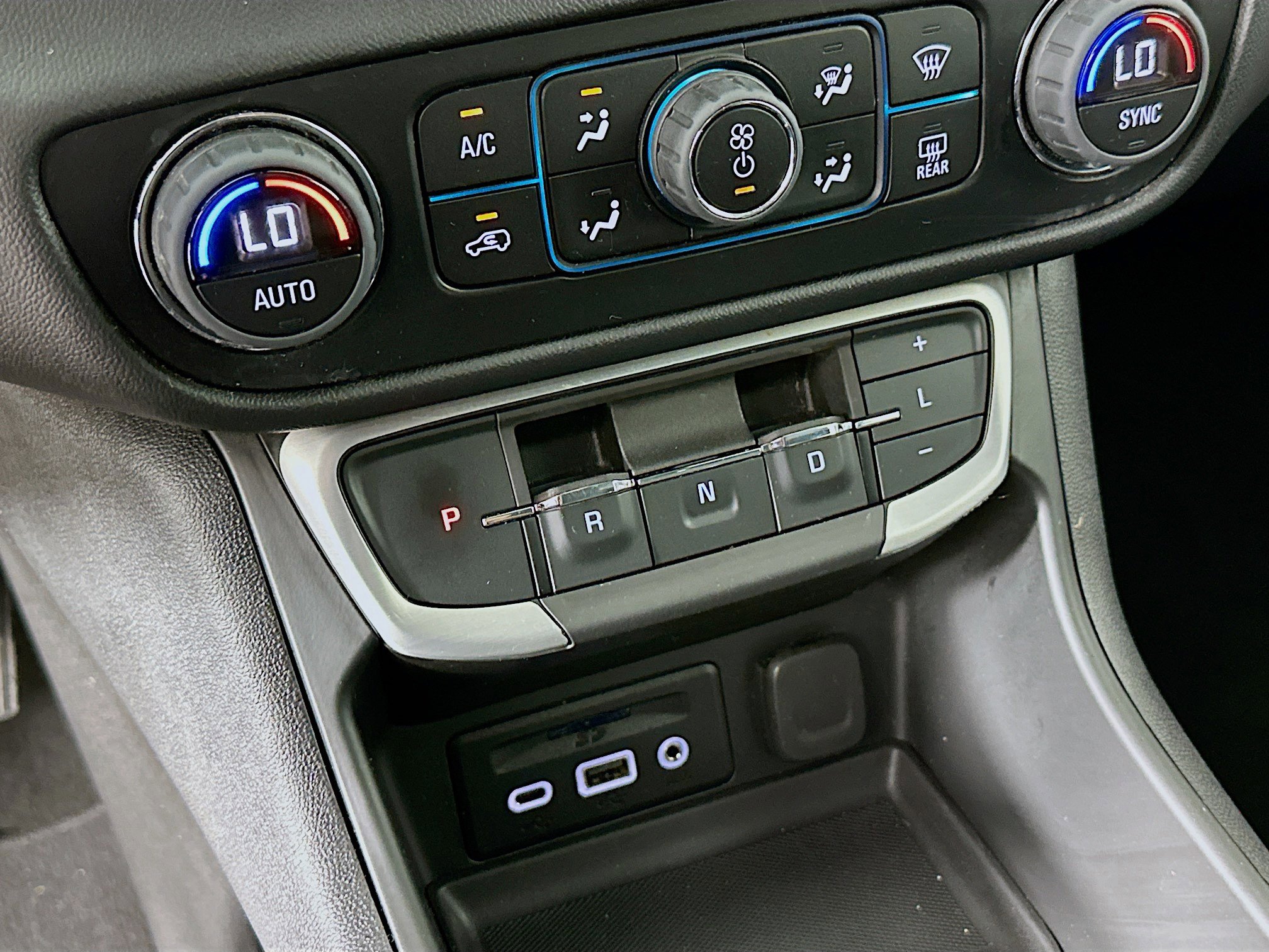 Used 2023 GMC Terrain SLT image 23