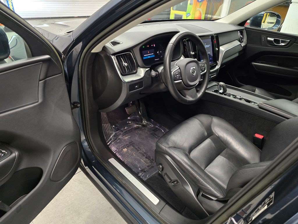 Used 2023 Volvo XC60 B5 Core AWD/4WD image 15