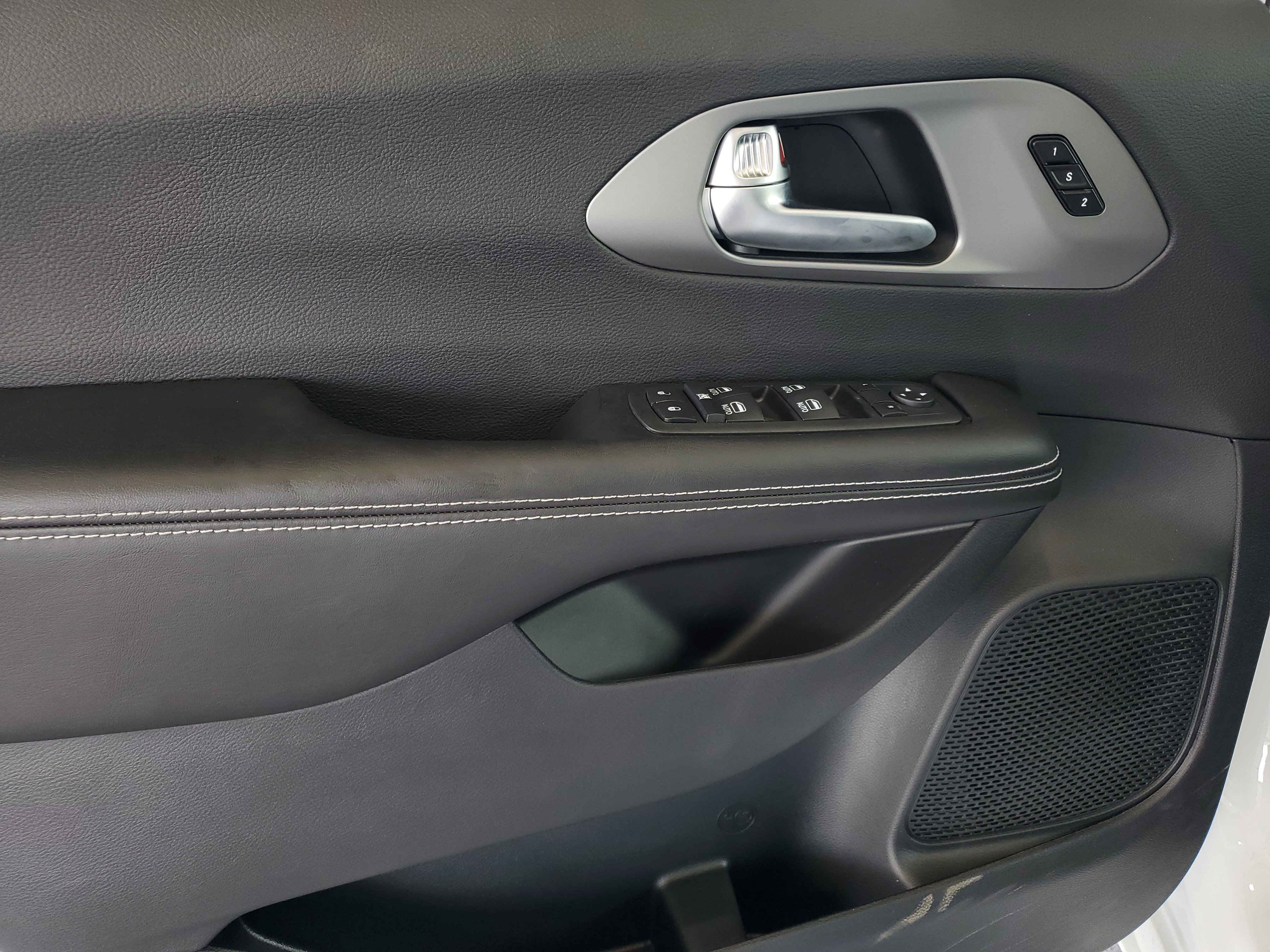 New 2027 Chrysler Pacifica Select FWD image 15