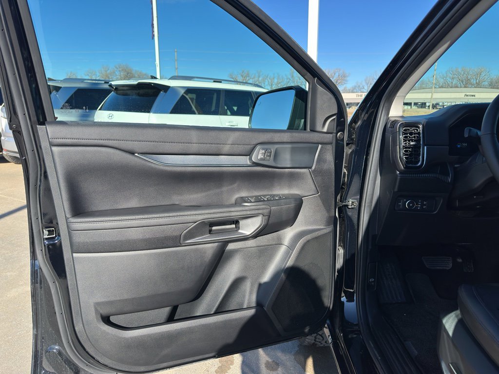 Used 2025 Ford Ranger Lariat w/ Black Appearance Package image 12