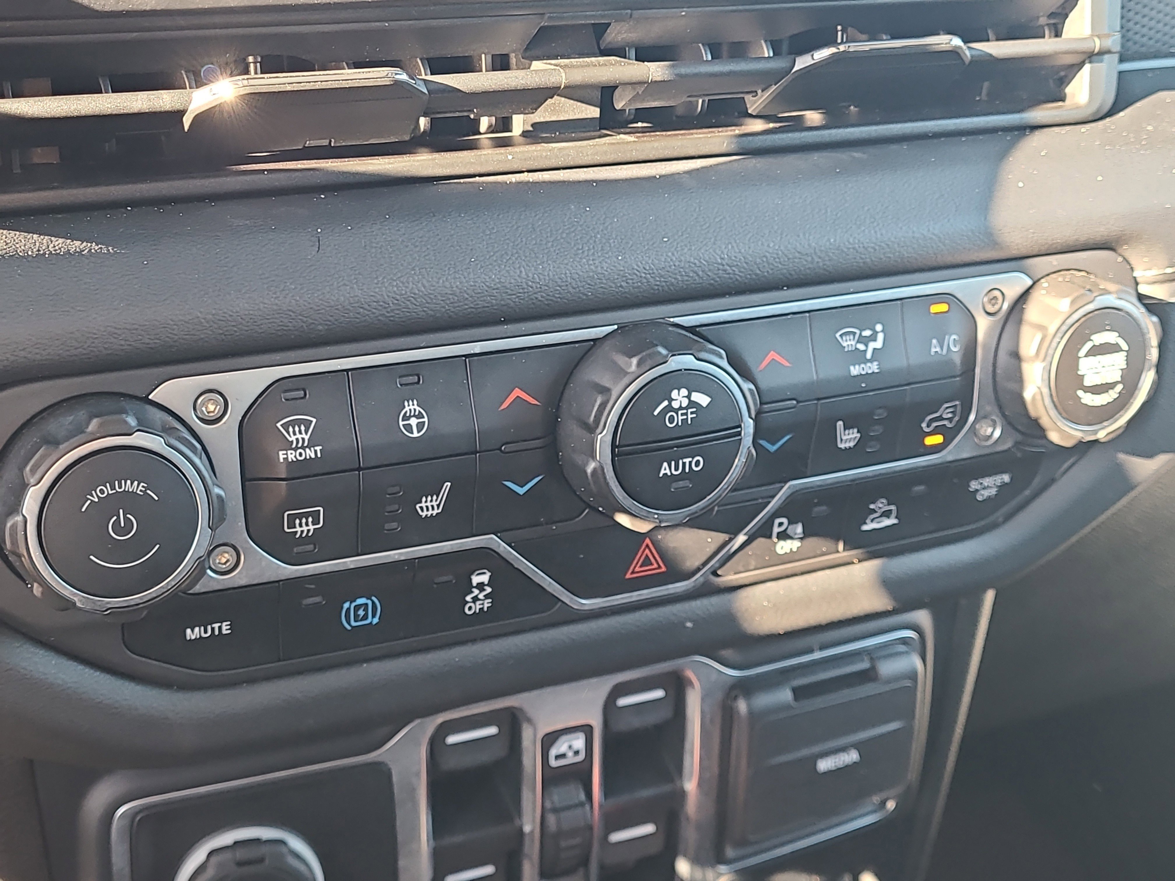 Used 2024 Jeep Wrangler Unlimited Rubicon 4xe image 26