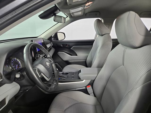 Used 2024 Toyota Highlander LE FWD image 13