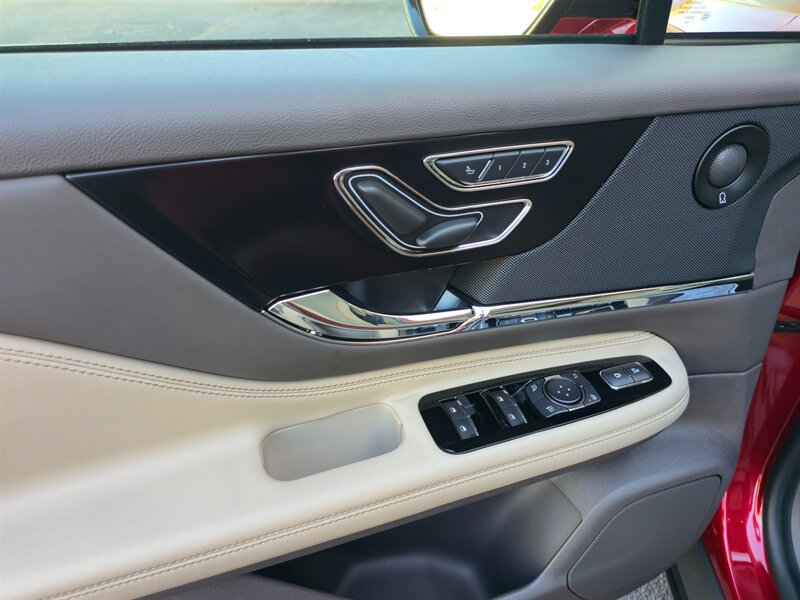 Used 2020 Lincoln Corsair Reserve w/ Equipment Group 201A FWD image 11
