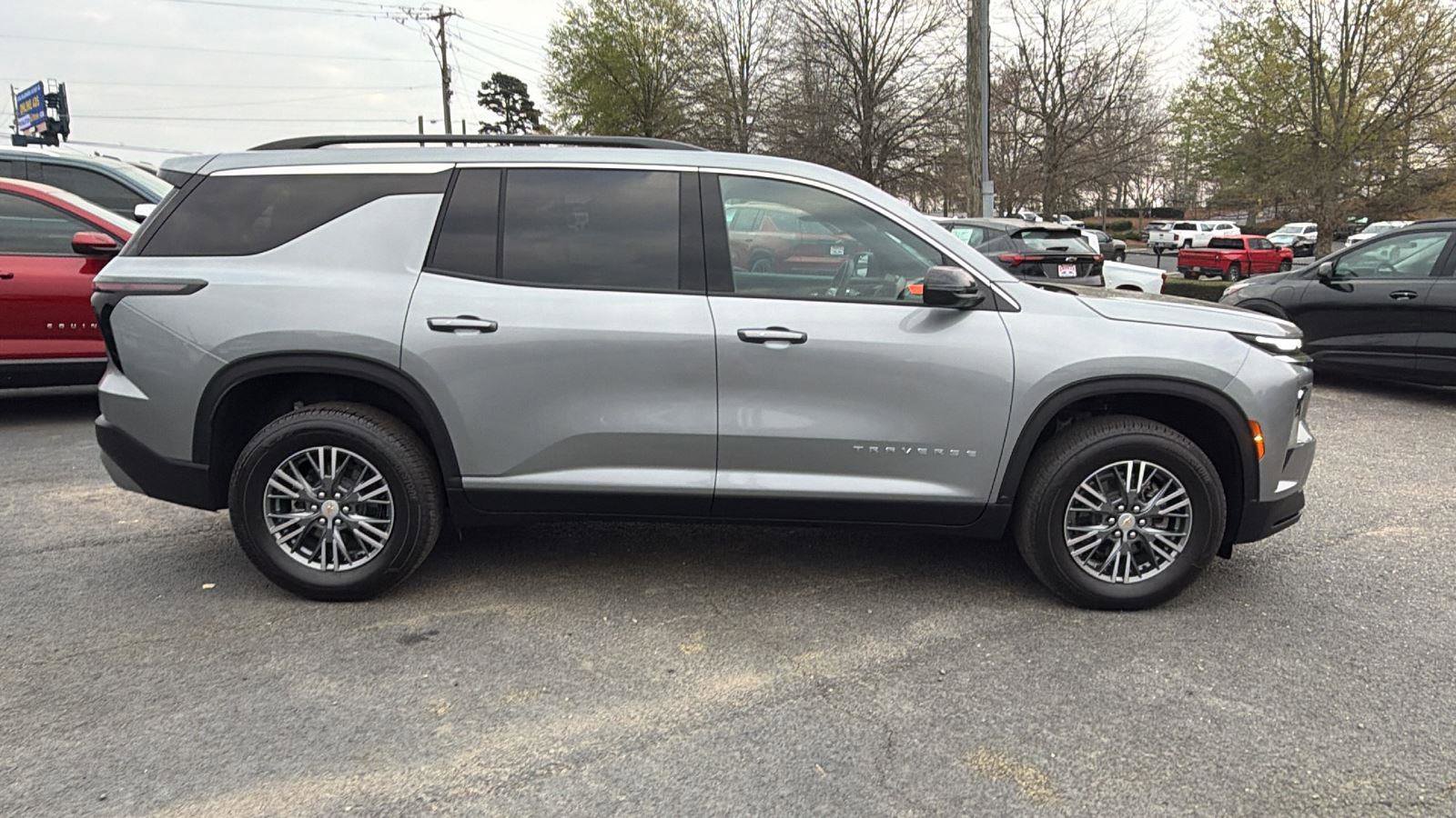 Used 2026 Chevrolet Traverse LT FWD image 4