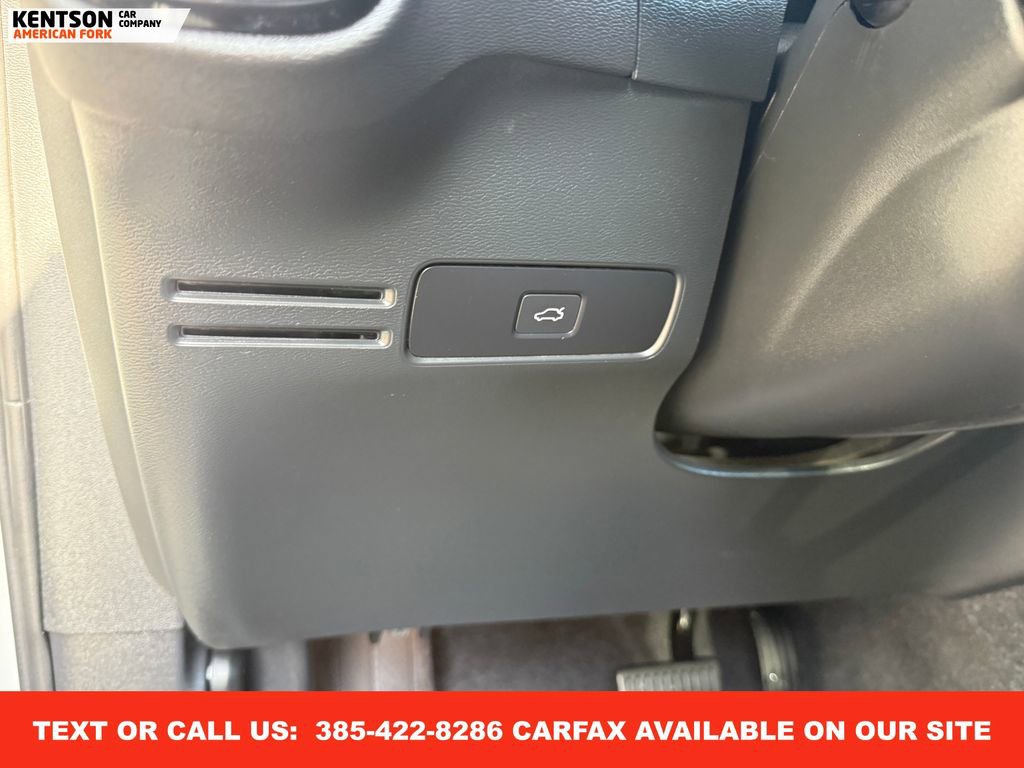 Used 2025 Volvo XC40 B5 Plus image 17