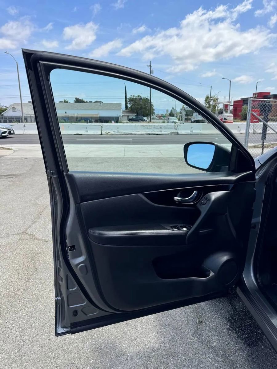 Used 2017 Nissan Rogue Sport SV FWD image 16