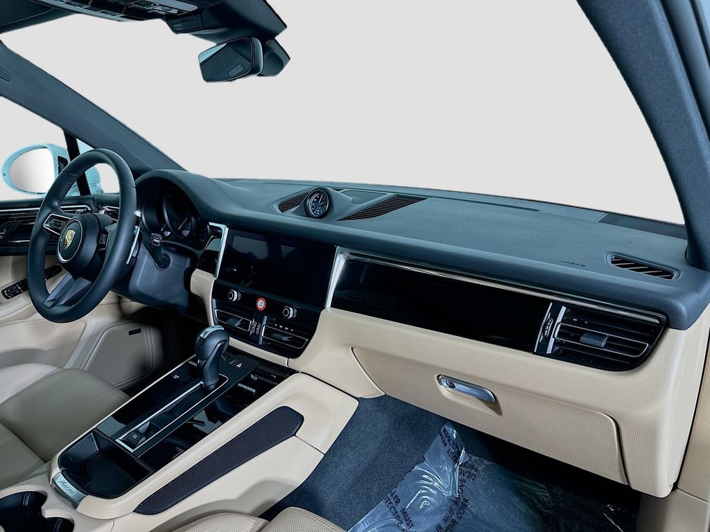 Used 2025 Porsche Macan image 32