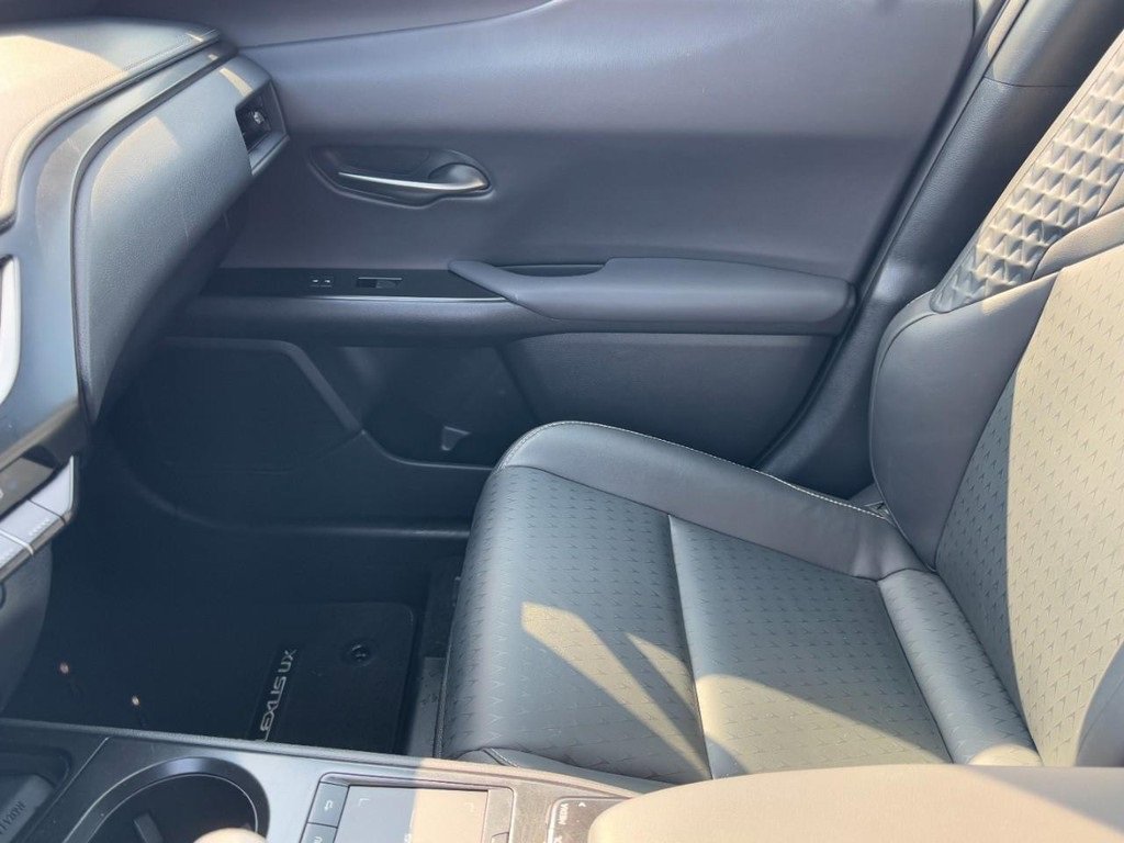 Used 2019 Lexus UX 200 image 13