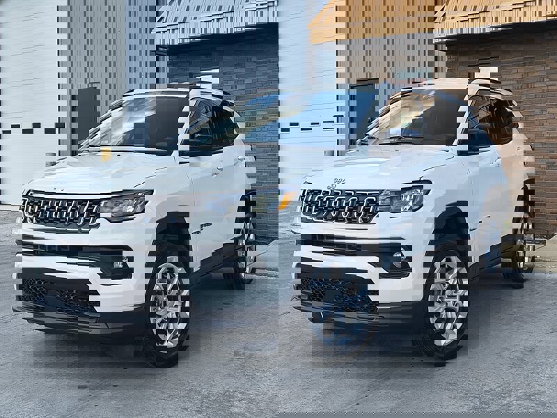 Used 2024 Jeep Compass Latitude image 2