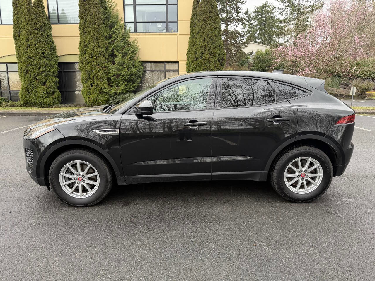 Used 2019 Jaguar E-PACE image 9