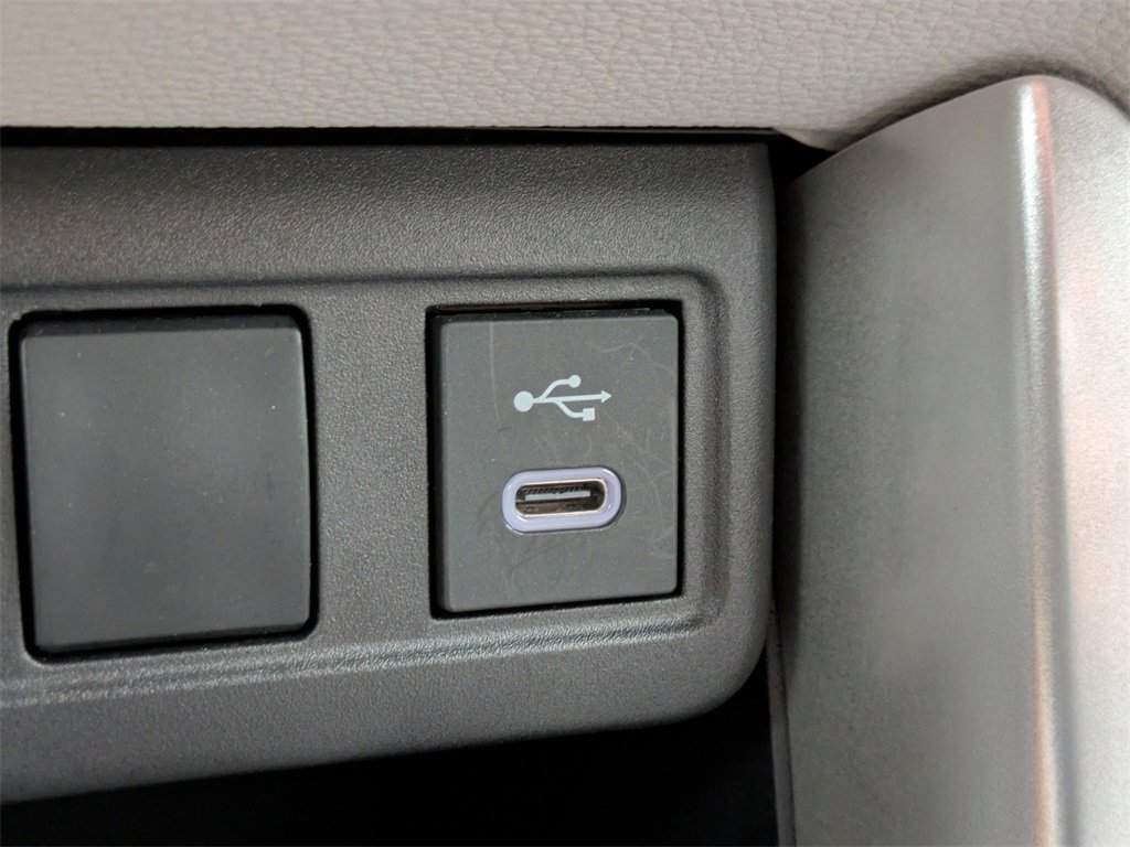 Used 2025 Toyota Corolla Cross L image 19