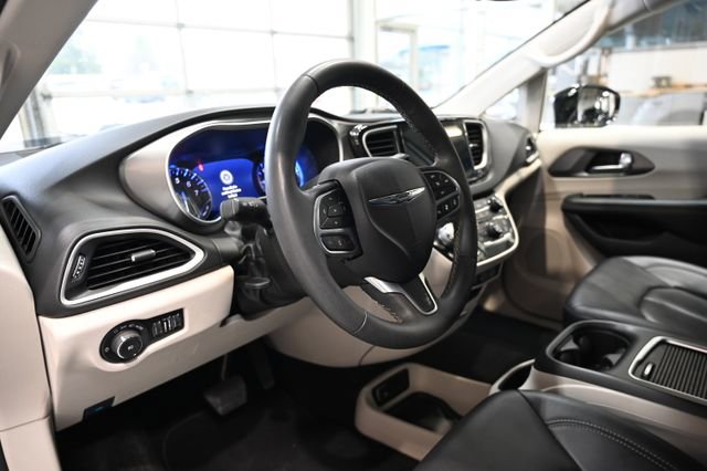 Used 2024 Chrysler Pacifica Touring-L FWD image 20