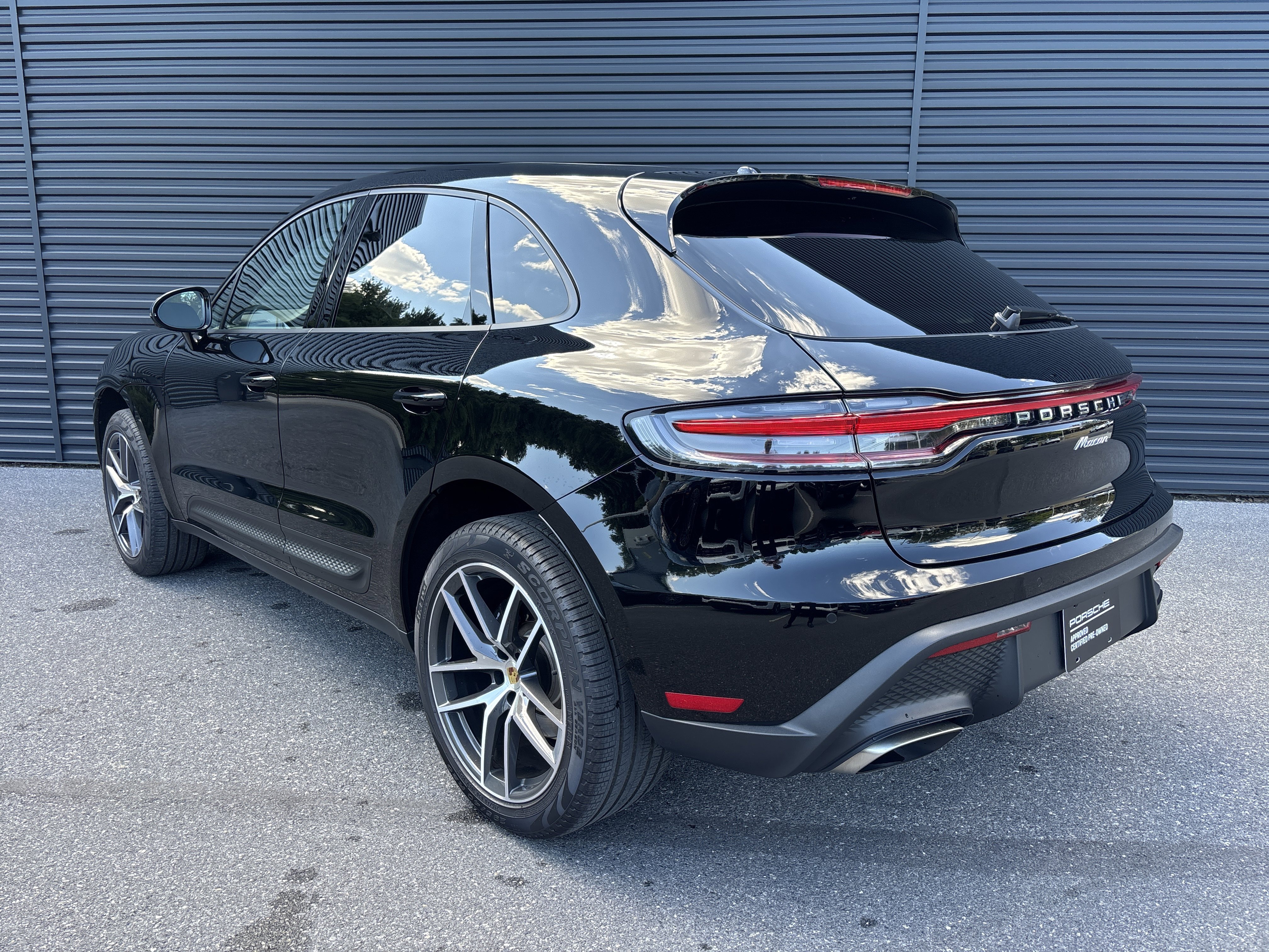 Certified 2025 Porsche Macan image 3
