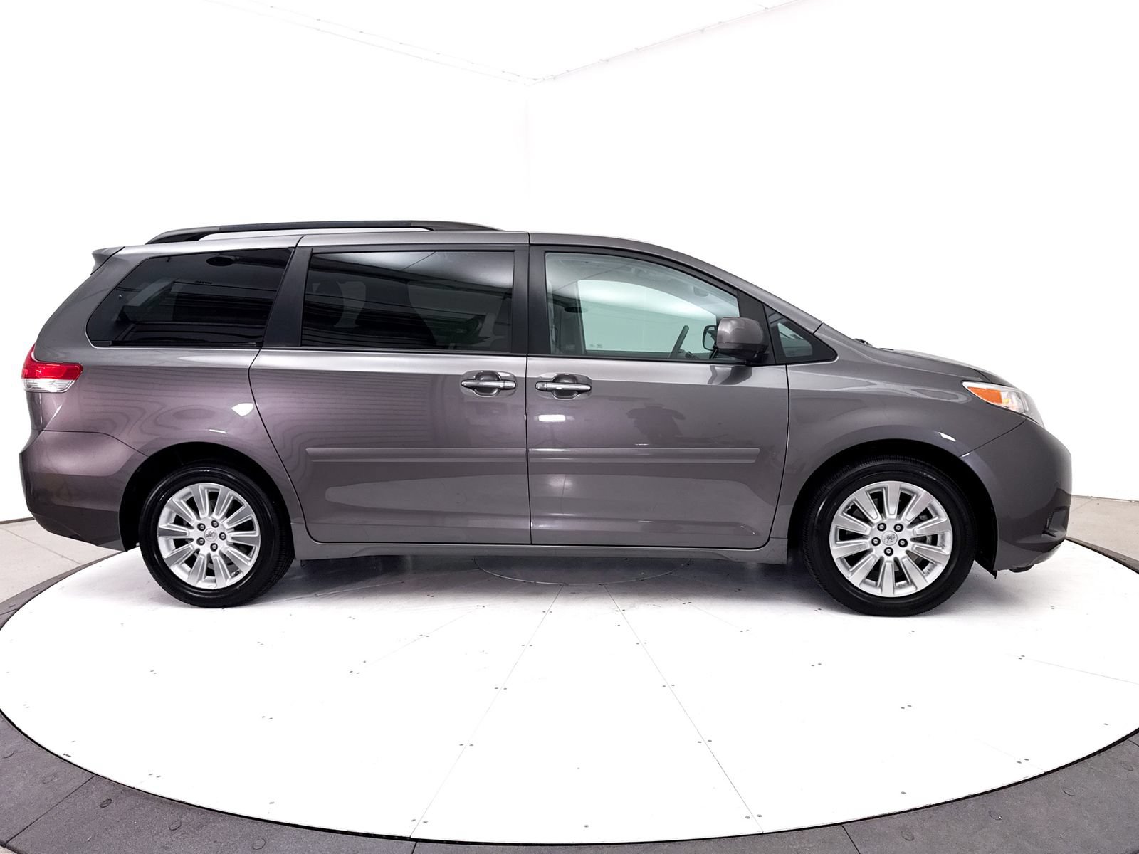 Used 2014 Toyota Sienna XLE w/ XLE Premium Package AWD/4WD image 38