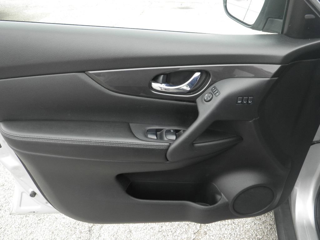 Used 2020 Nissan Rogue SV w/ Sun & Sound Touring Package image 13