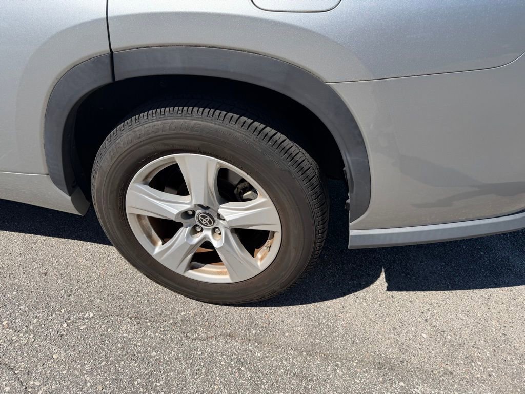 Used 2020 Toyota Highlander LE image 10