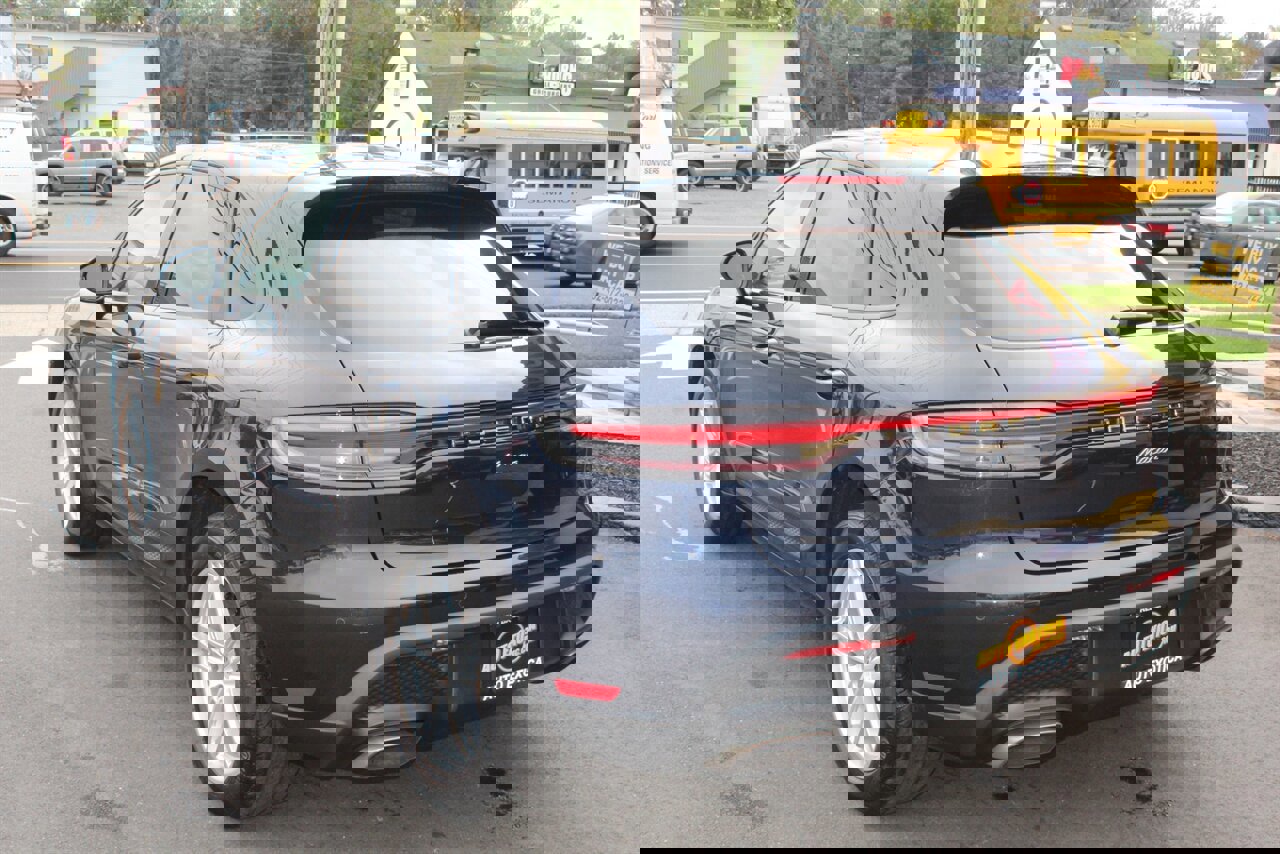 Used 2022 Porsche Macan image 2