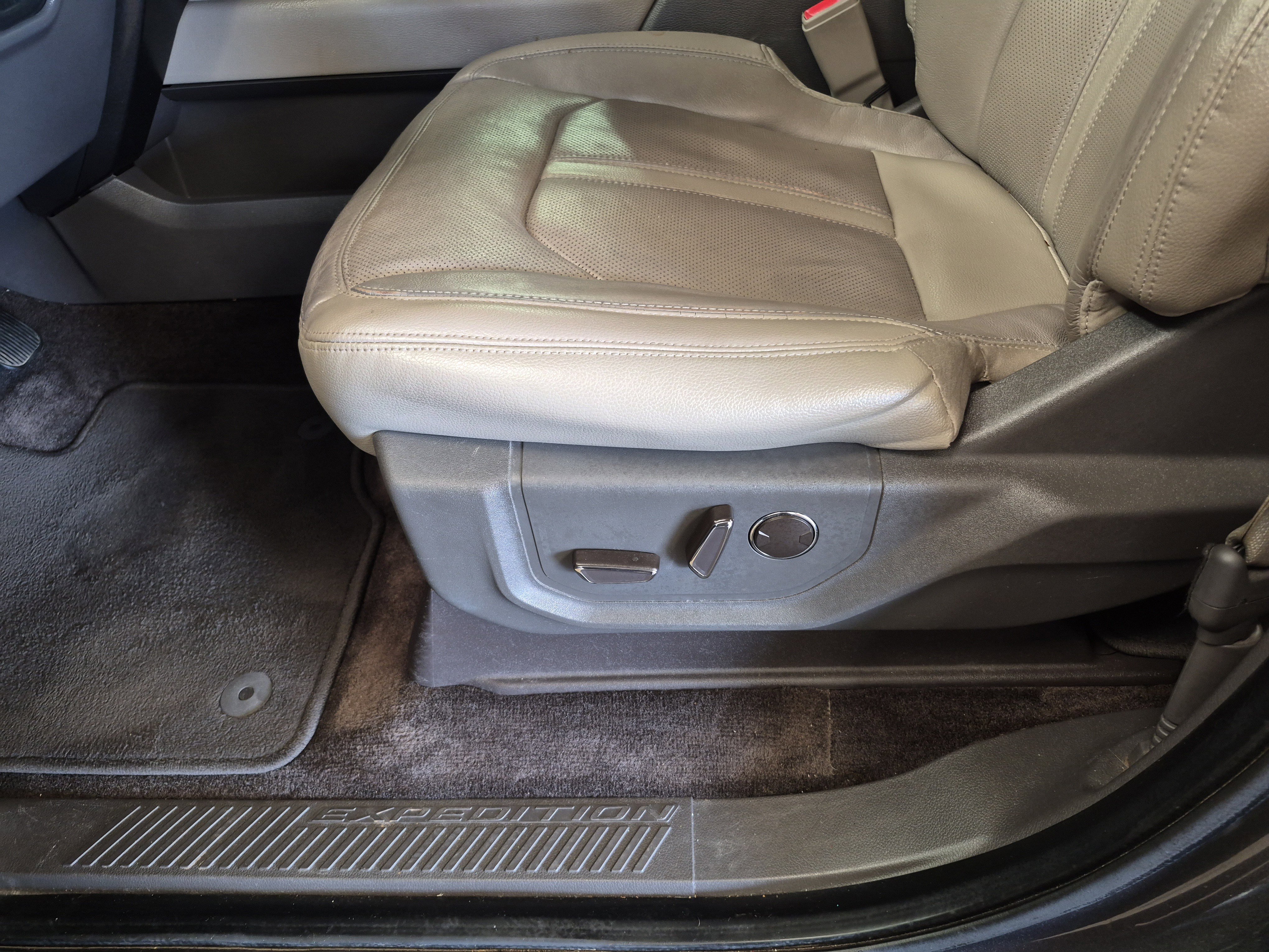 Used 2018 Ford Expedition Limited RWD image 11