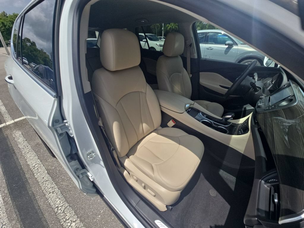 Used 2020 Buick Envision Essence FWD image 28