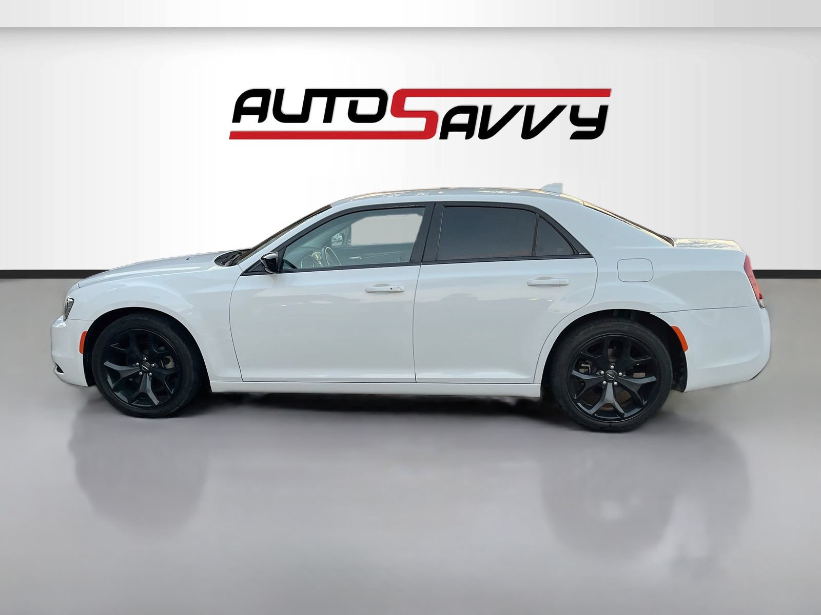 Used 2021 Chrysler 300 Touring w/ Sport Appearance Package RWD image 4