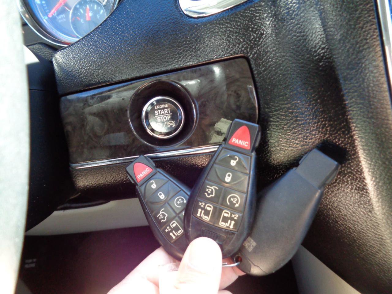 Used 2016 Chrysler Town & Country Touring-L image 47