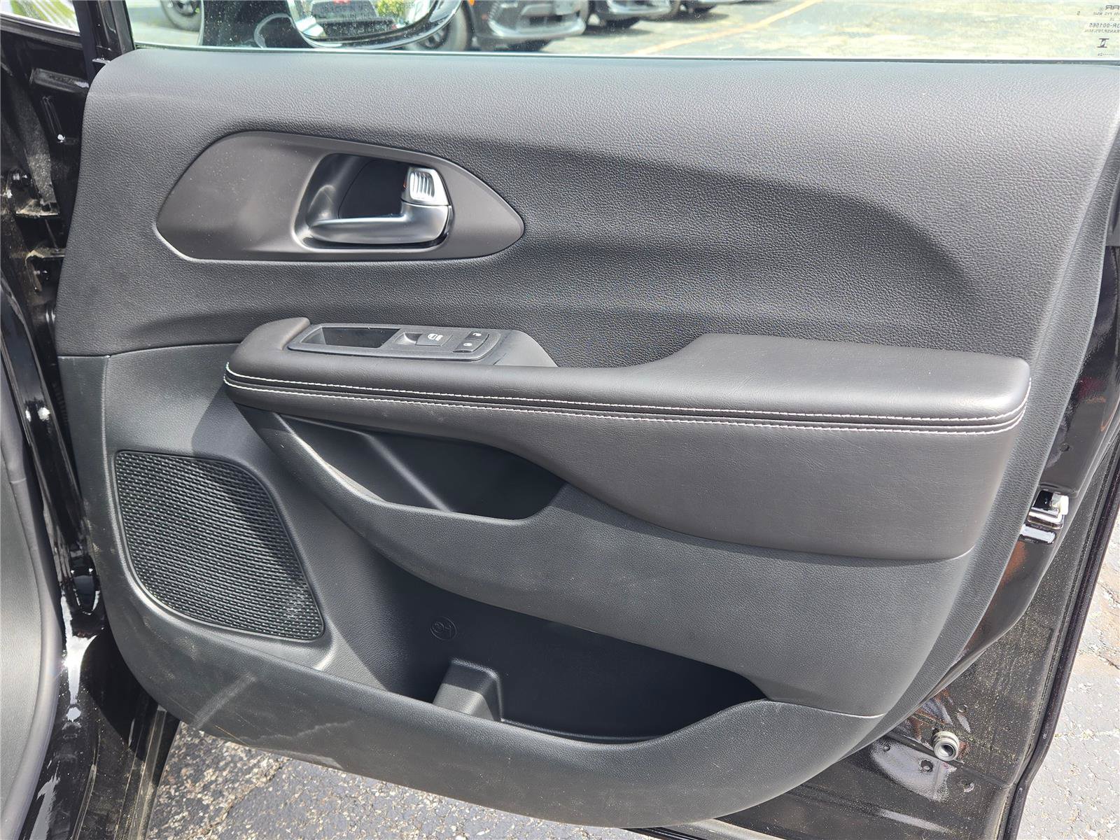 New 2027 Chrysler Pacifica Select FWD image 7