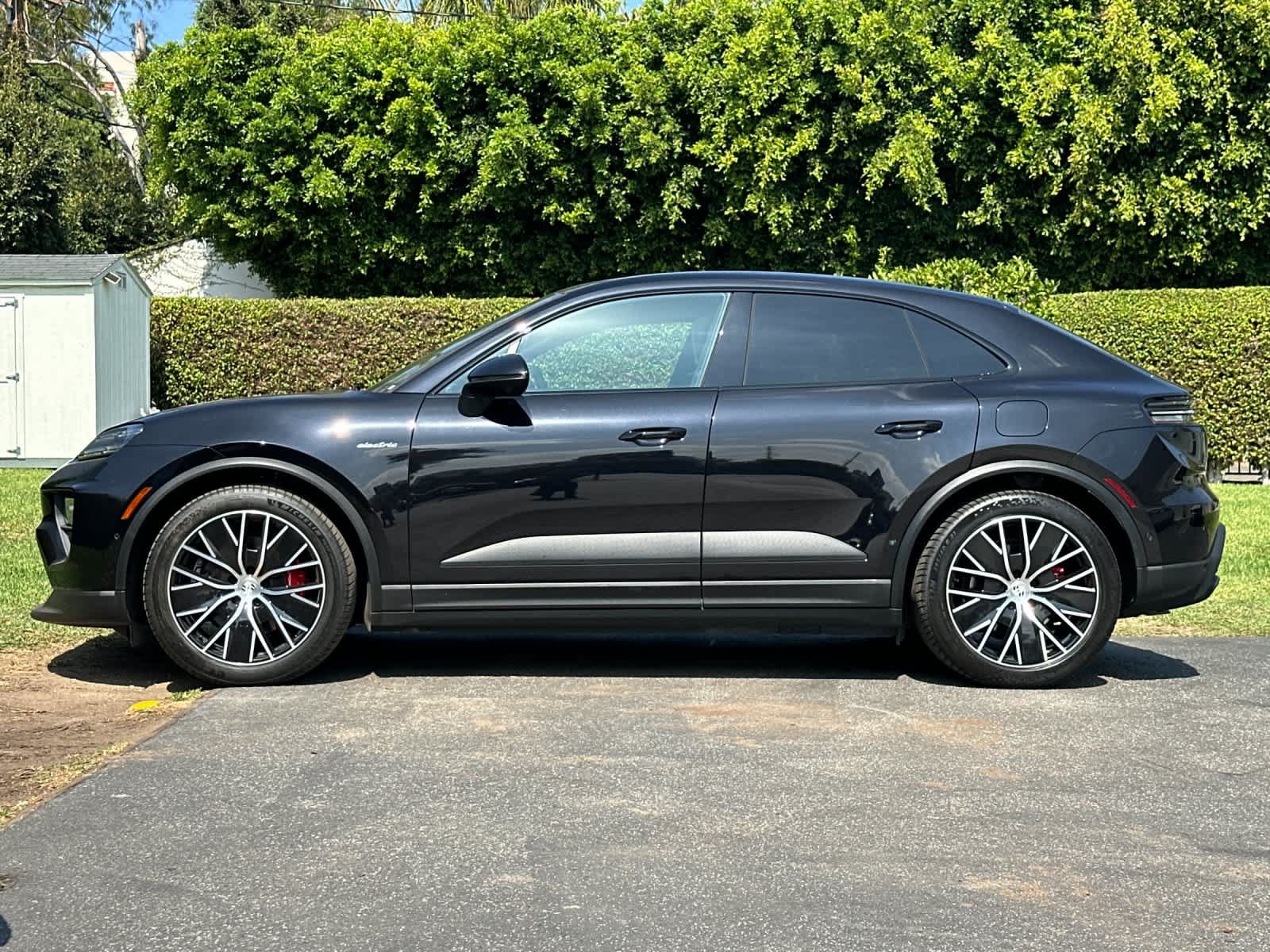 Certified 2025 Porsche Macan 4S Electric AWD/4WD image 2