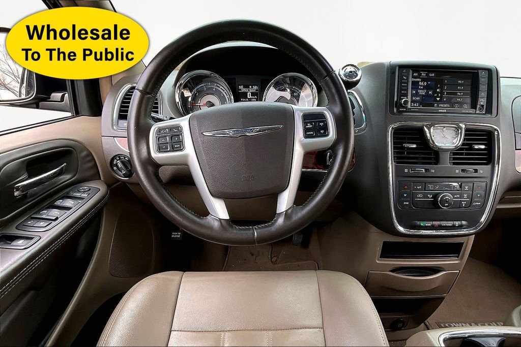 Used 2016 Chrysler Town & Country Touring image 8