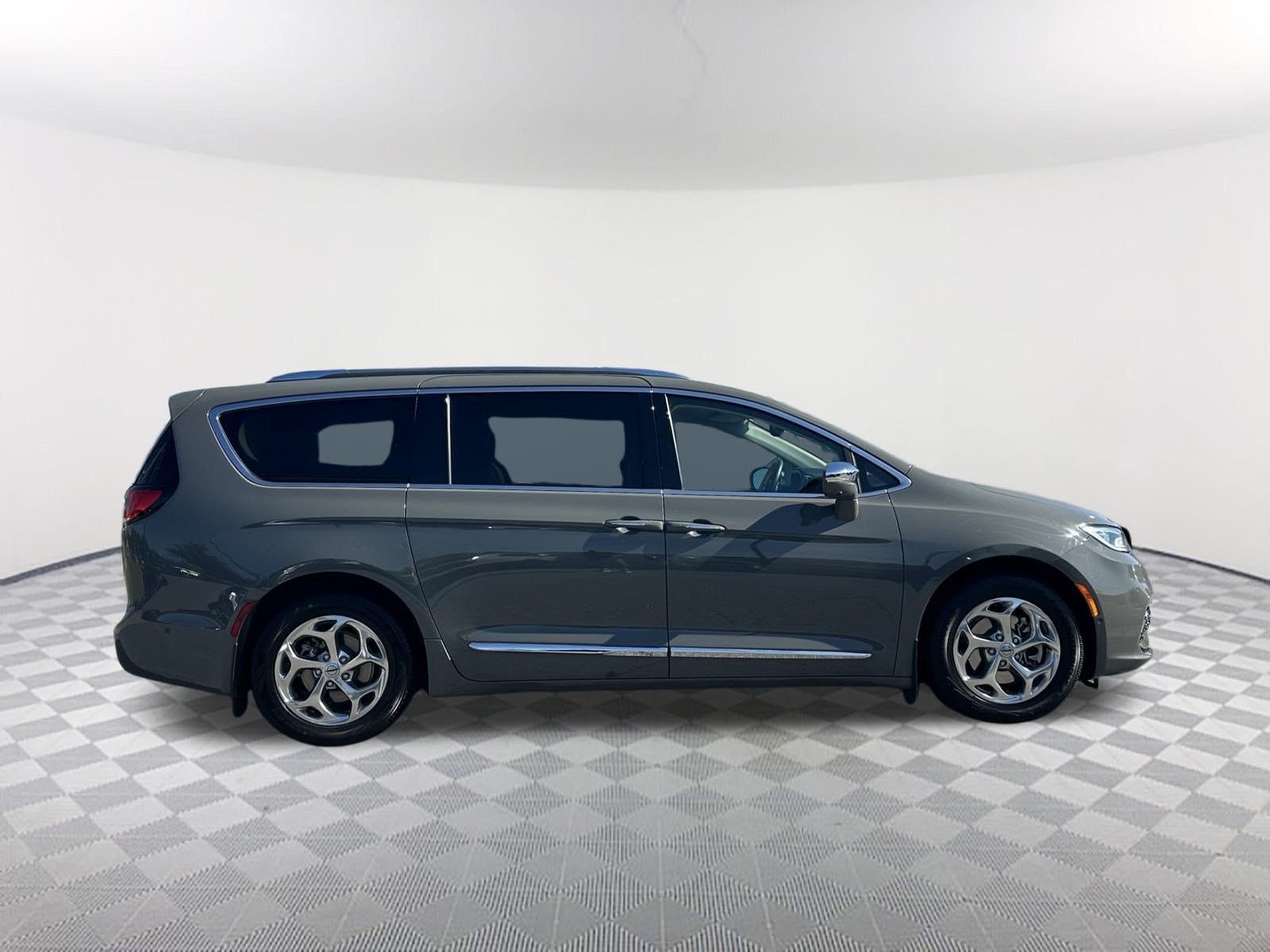 Used 2021 Chrysler Pacifica Limited w/ Uconnect Theater Family Group FWD image 4