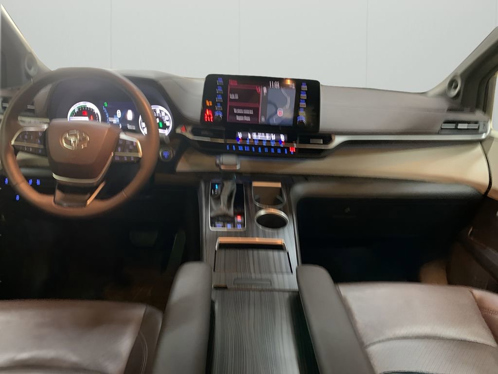 Used 2024 Toyota Sienna Platinum image 15