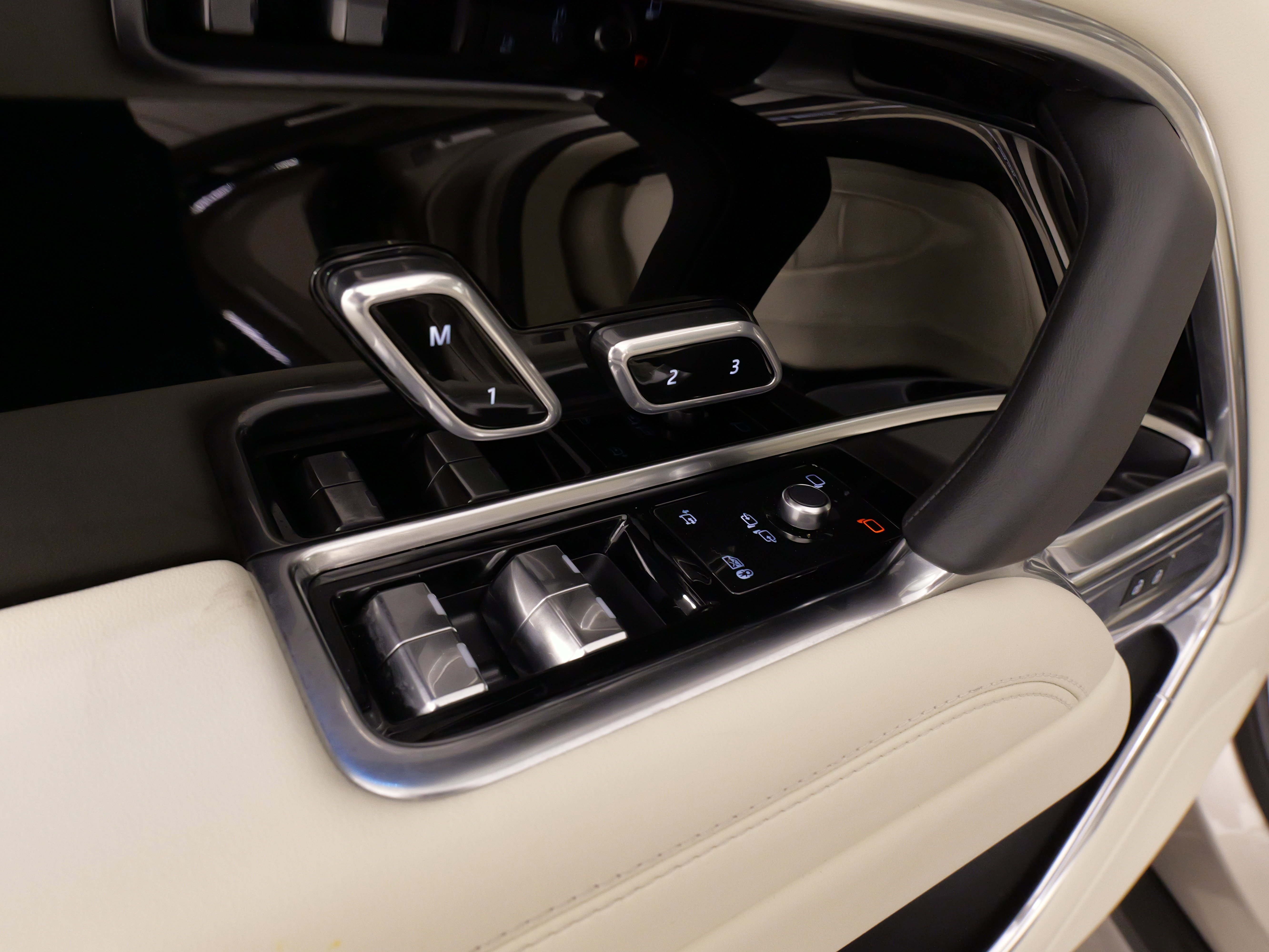 Used 2025 Land Rover Range Rover Long Wheelbase SE image 46