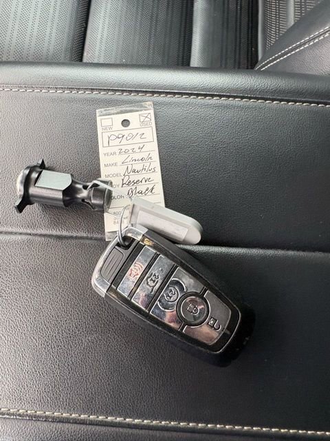 Used 2024 Lincoln Nautilus Reserve image 6